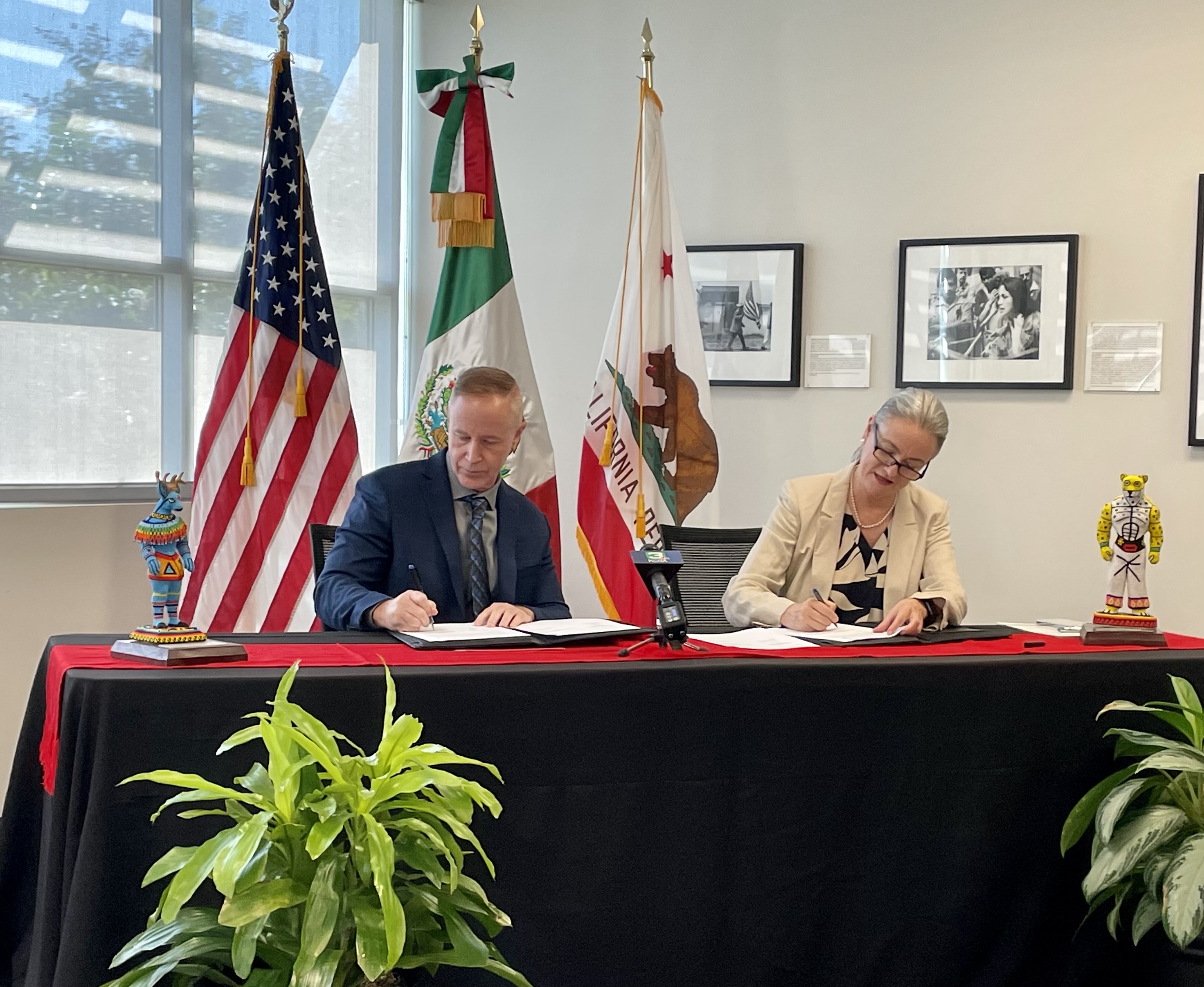 California Labor Secretary Stewart Knox and Consul General Liliana Ferrer signing the MOU.
